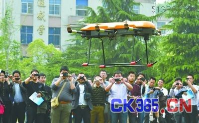 全国无人机测绘专家齐聚武汉 多旋翼无人机试飞