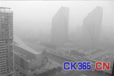  6月28日，北京再现雾霾天气，当天数据显示，城六区PM2.5均达到了重度污染级别。京华时报记者 王海欣 摄