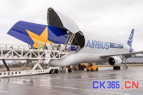 2013年1月12日，空客大白鲸运输机运输天马航空首架A380飞机垂直尾翼。来源：空中客车公司
