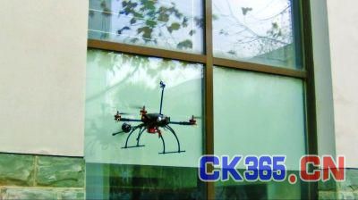 中国发明世界首台飞行吸附两栖机器人 可长期监控