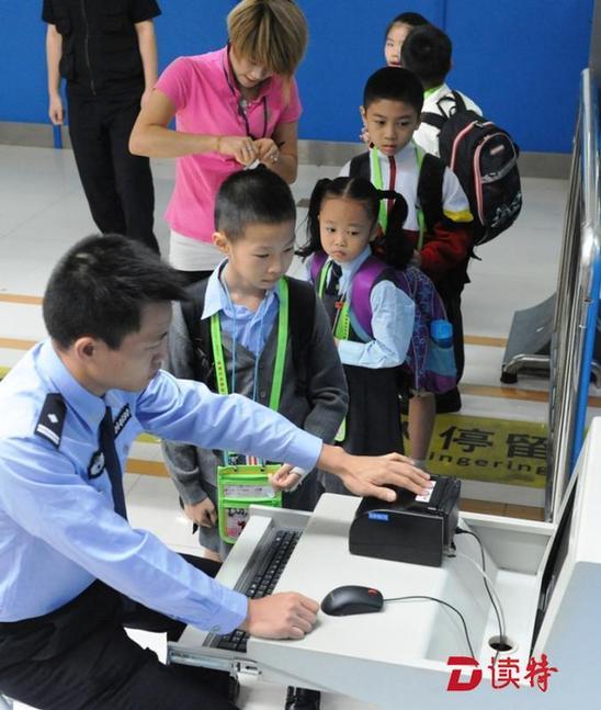 深圳皇岗口岸启用跨境学童电子标签查验模式