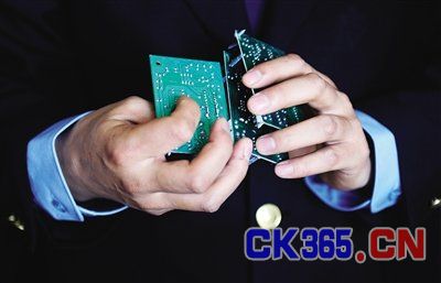 京城改装电子秤调查：改芯片输密码7两现一斤