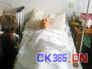 被打致伤的蒋先生躺在医院