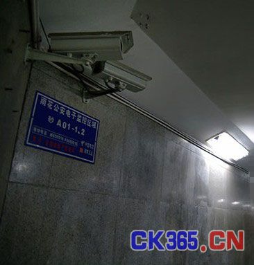 8月30日下午4时，东塘地下通道里的监控摄像头都朝着天花板的方向